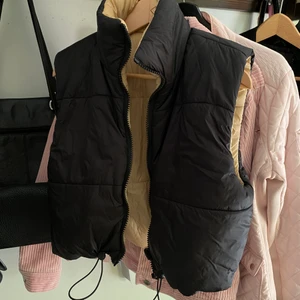 Svart/beige väst - Man kan antingen ha den svart/ Beige. Knappt använd, därav säljs den. 