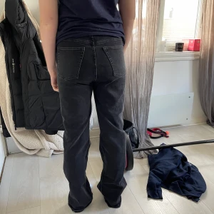 Svarta bootcut jeans - Säljer dom här svarta jeansen ifrån Monki pga att dom tyvärr blivit för små för mig. Använda 1 gång så dom är som helt nya. Mellanhög midja och utsvängda/ raka ben. 