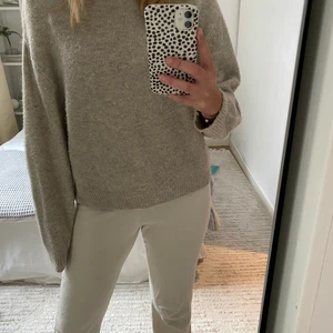 Stickad beige tröja - Säljer en stickad beige tröja från Pull & Bear. Något nopprig men annars i bra skick. Bara att skicka ett meddelande vid intresse eller frågor. 🤍