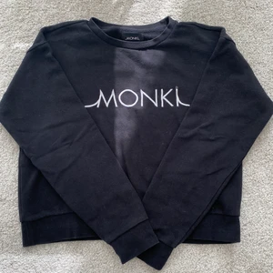 Monki Hoddie  - Jättefin svart hoddie utan luva från monki, säljer då jag inte använder den. Frakten ingår redan i priset <3
