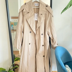 Trenchcoat NAKD - Helt ny inte använd, köpt från NAKD                            Lite för lång på mig, är 158 cm