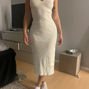 Klänning - Skönaste klänningen jag haft på mig! Super mjukt material! Stretchig! Storlek S men skulle säga den passar allt mellan S-L! Lite genomskinlig men inte allt för mycket! 