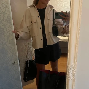 Jacka - Jacka från zara i en oversize modell som jag klippt av, köptes för ett år sen men är knappt använd. Storlek xs💛