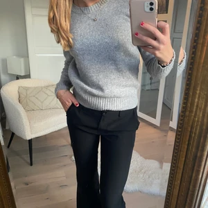 Grå Stickad tröja från benetton  - Säljer min stickade tröja från benetton. Köpt i Portugal. Tröjan är i fint skick💗 Skriv om du har några frågor eller vill ha fler bilder !✨ Frakt ingår ej 