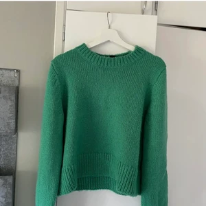 Stickad tröja  - Stickad tröja, har klippt bort lappen för den skavde men den är från Lindex i strl M. Nyskick. 