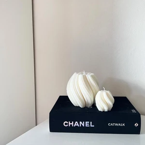 Designljus - Stort Swirl XL ljus 249kr, mini 99kr  Sjukt fina designljus gjorda av stearin samt sojavax, går att ha som dekoration eller till höstmyset! Finns i andra färger också samt om man vill ha doft 