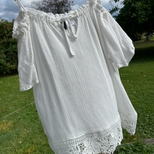 Topp off shoulder  - Vit topp från HM, är i fint skick bara använd en gång på avslutningen i 7an. Hängt i min garderob sedan dess. Toppen är i modellen off shoulder men har skjusterbara axelband  Köparen står för frakten 