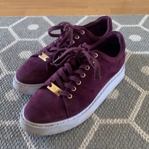 Skor Ralph Lauren - Säljer nu mina vinröda sneakers från Ralph Lauren då dem inte kommer till användning. Skorna är ursnygga men har precis köpt ett par nya! ❤️