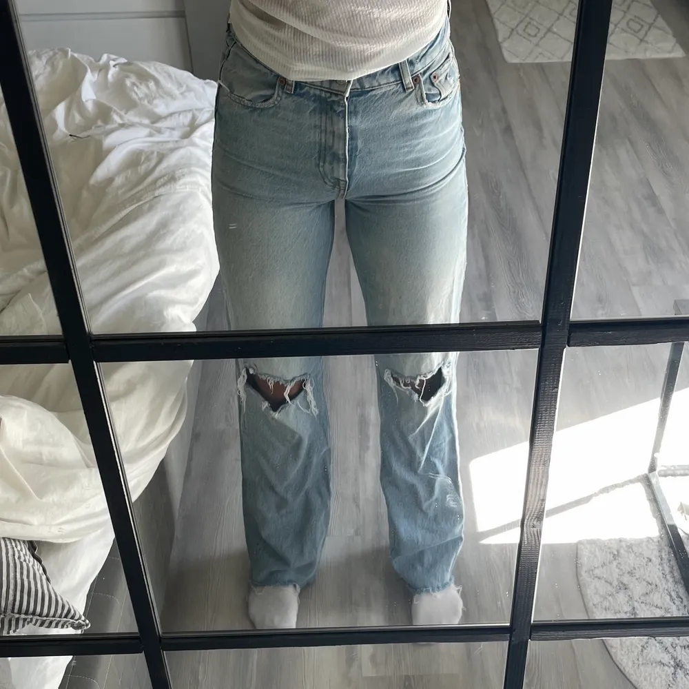 Jeans med två slitna hål från zara Storlek S💖. Jeans & Byxor.