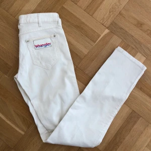 Wrangler jeans - Vita jeans från märket Wrangler i storlek W28 L34.