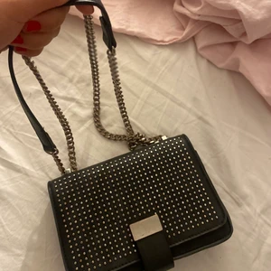 Zara väska  - Säljer denna väska med små nitar från zara! Den är verkligen så snygg och går att ha på olika sett. Lite rostig kanske men verkligen inget man tänker på! Kan tänka mig att släppa den för 200 vid snabb affär men annars budgivning om många är intresserade!