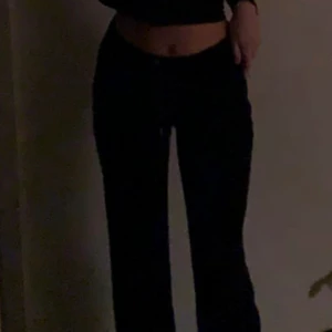 Juicy byxor  - Svarta juicy med strass på rumpan. Superskönt och mjuka säljer då jag inte använder de längre då de växt ur mig. Köpta i vintras på Urban outfitters superskönt velour material. Köpta för 900kr 