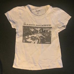 vit graphic babytee från brandy melville! - radio silence t-shirt från brandy melville! inte använd särskilt mycket så i bra skick ✨