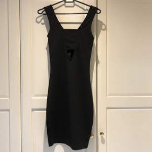 Super fin svart klänning som tyvärr inte kommer till användning. Den är köpt från bik bok och är i nyskick. Kan fraktas!