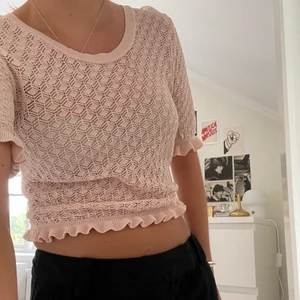 Söt Zara topp med fina detaljer - Supersöt topp från Zara i en beige/ljusrosa färg. Fina detaljer med små volanger vid ärmslut och längst ned. Endast använd 2 gånger! Storlek M. 
