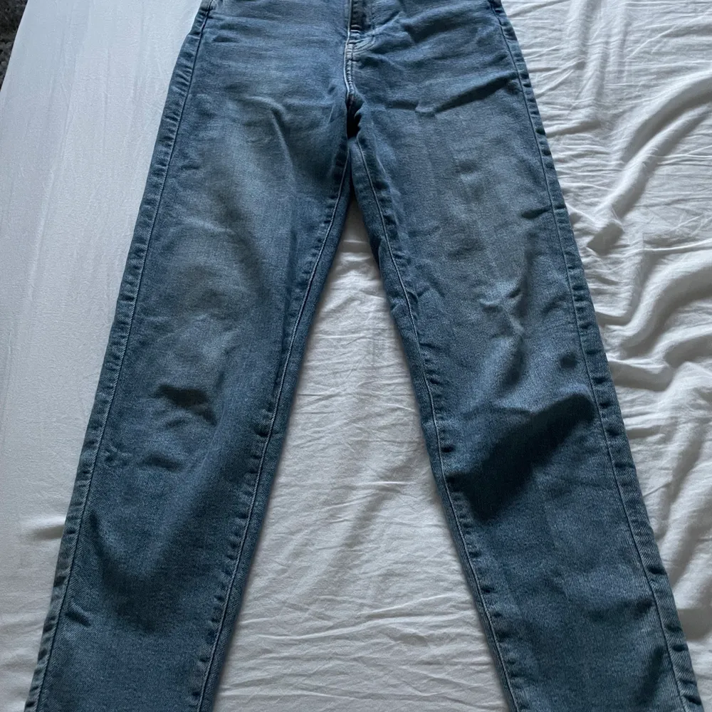 Ett par jeans från Gina tricot som är ”momjeans”. Bra skick💞  Köparen står för frakten💕⚡️. Jeans & Byxor.