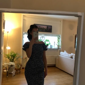 Blommig klänning från Shein - Helt oanvänd klänning som köptes i XS men som tyvärr sitter som S. Väldigt stretchigt material!