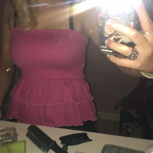 Topp från hollister  - Säljer denna jättesöta topp/kjol från hollister som köptes second hand för ett tag sen men inte kommit till användning