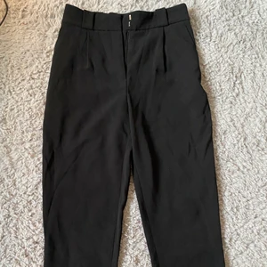 Svarta kostymbyxor - Svarta raka kostymbyxor från Hm. I jättebra skick❣️