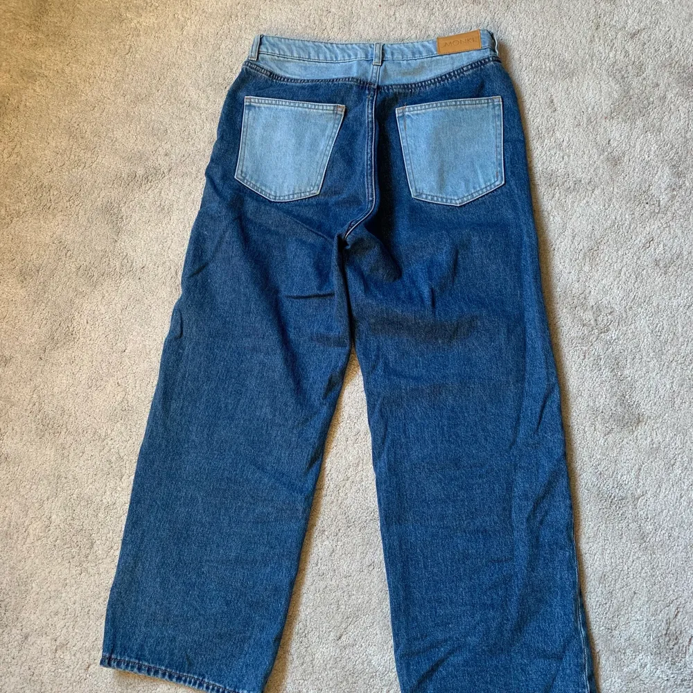Coola patchwork jeans från Monki, köpta för något år sedan men bara använda ett par gånger. Fortfarande fint skick och säljer då de inte rikigt är min stil längre<3 Kan mötas upp eller skicka . Jeans & Byxor.
