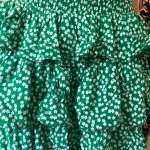 Grön kjol - Sälje min jätte fina grön blommiga kjol!💚🌼