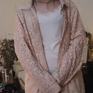 Spets skjorta  - Vit spets skjorta med rosa ton. Aldrig använd.