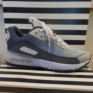 Skor  - Moderiktiga sportskor med känsla av komfort och bra kvalitet, vi ligger inom bra priser