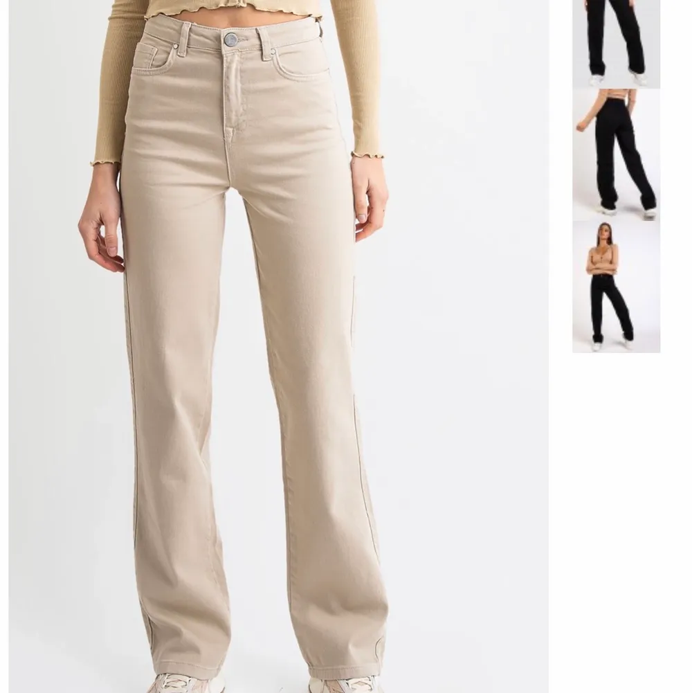 Säljer dessa vida jeans i färgen beige som har prislappen kvar🤍. Jeans & Byxor.
