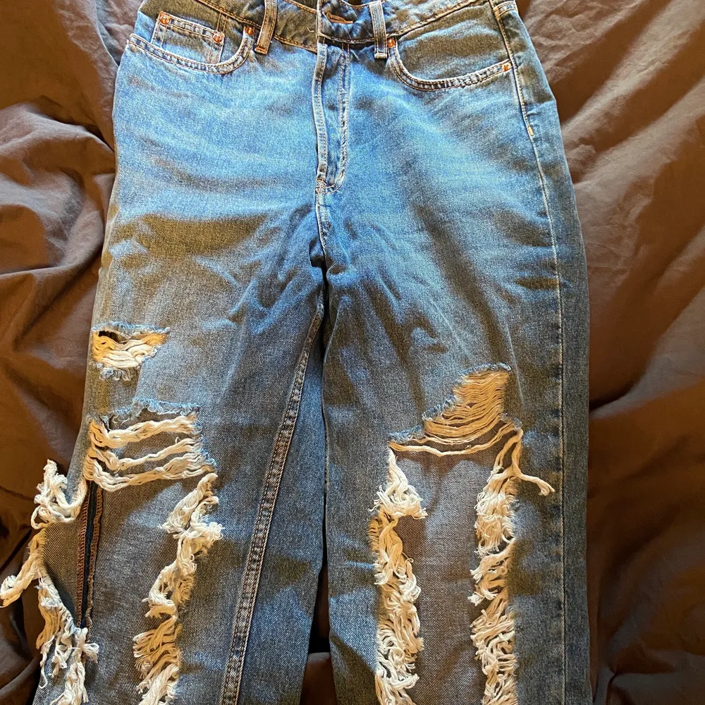 Blåa jeans med hål från hm. Aldrig använt men prislappen är inte kvar. Jättebra skick iaf💓 Skriv för fler bättre bilder💕. Jeans & Byxor.