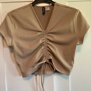 Topp från H&M - Fin topp som är lite för liten för mig skulle säga att den passar mer till en S😊 Använd 2-3 gånger!