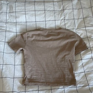 topp - snygg topp från ZARA. annvänd men ser ut som ny💕  nypris 199 kr