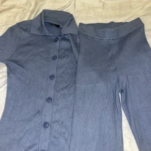 Gina tricot set ribbad kofta och byxor  - Gina tricot ribbad kofta och byxor ( set ) i storlek M jätte fin och är i jättebra skick!! Meddela för mer bilder!! Köparen sköter frakten 🫶🏼