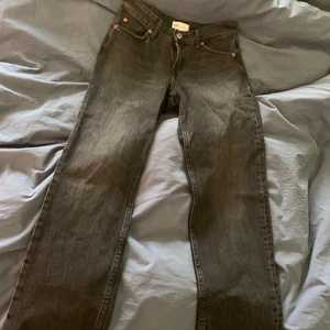 ZARA jeans - Ett par svart tvättade jeans från zara! I storlek 34⚡️