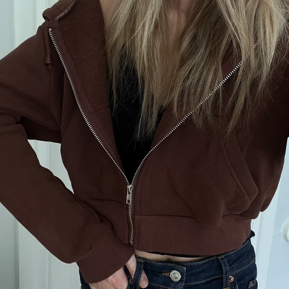 Jättefin brun, croppad zip hoodie i storlek S/M. Näst intill oanvänd, säljer då den ej används.🤎. Tröjor & Koftor.