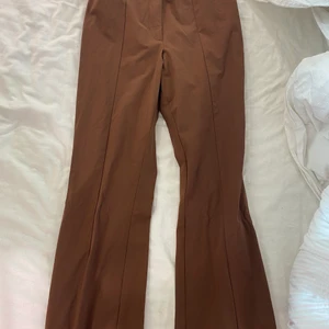 Bruna monki kostym byxor strl 38 - Bruna stretchiga kostymbyxorna hög midja strl 38 från monki 