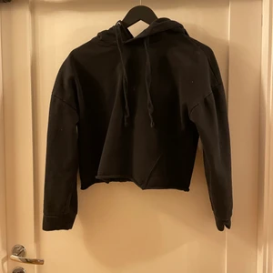 En Kroppad hoodie  - En kroppad svart hoodie i stl XL, väldigt liten i storleken så S i verkligheten 