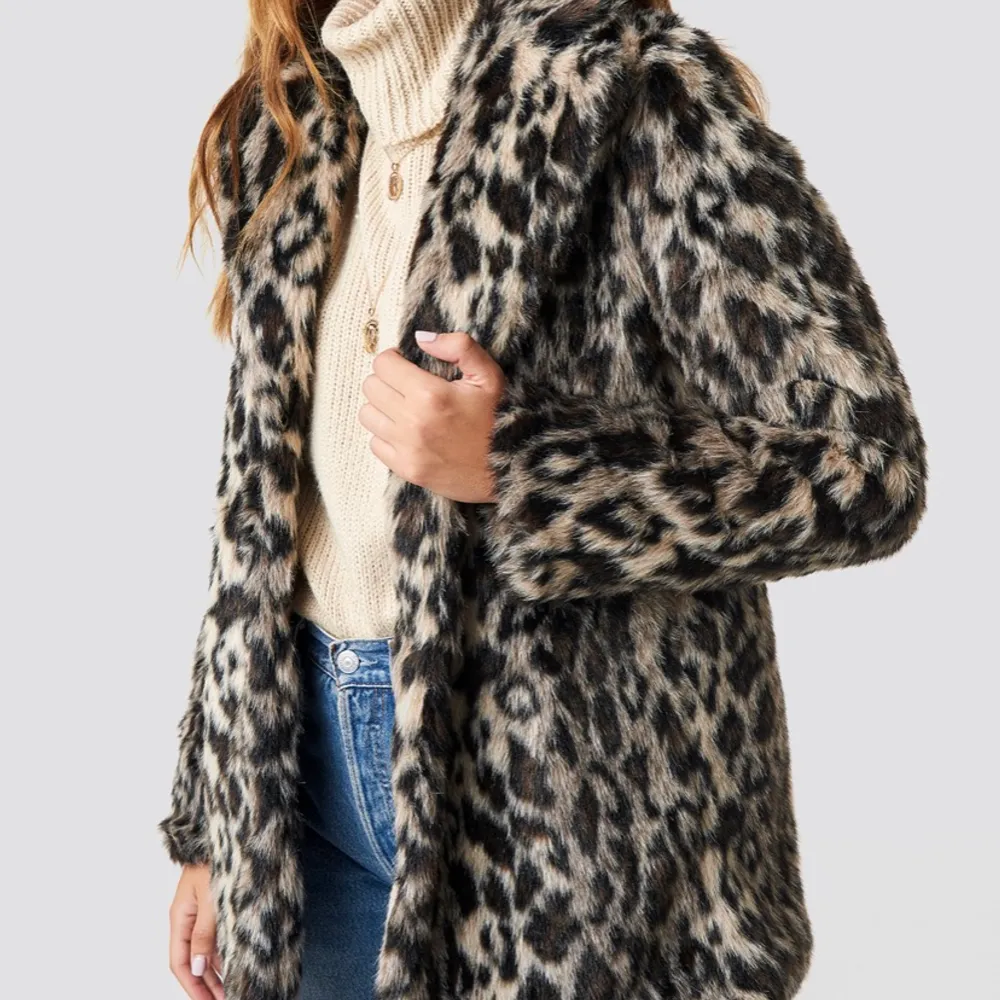 Säljer nu denna supersnygga pälsjacka/kappa i leopardmönster från Linn ahlborgs kollektion med nakd🐆 perfekt till hösten och vintern! använd ett fåtal gånger men är precis som ny🖤 köpt för 700kr. Jackor.
