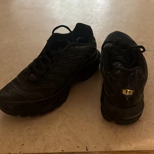 Nike tn strl 42 - Nike tn köpta för 1800kr  Har inte använt dem på ett bra tag så de har bara legat i garderoben I bra skick utan synliga slitmärken