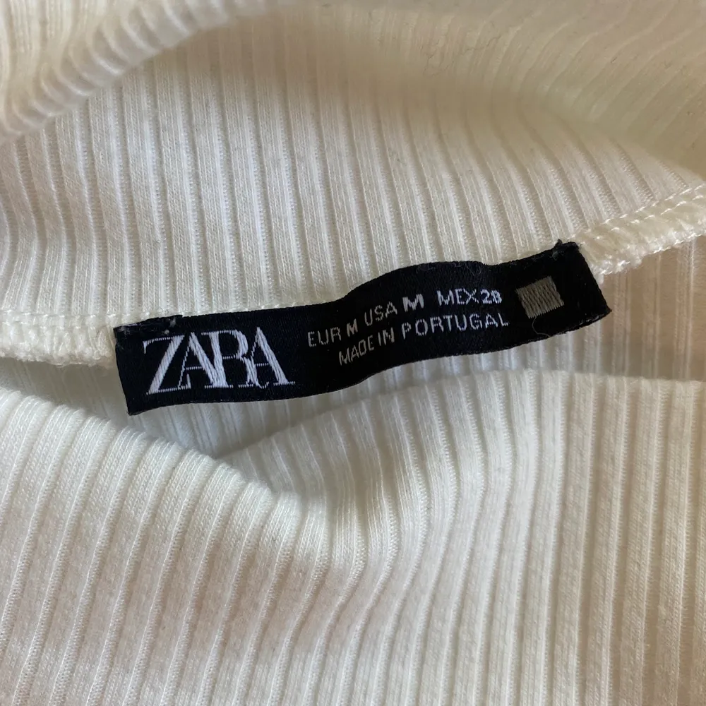 Säljer detta ribbade linne från Zara i storlek M. Fint skick. Köp sker via swisch och köparen står för frakten. . T-shirts.