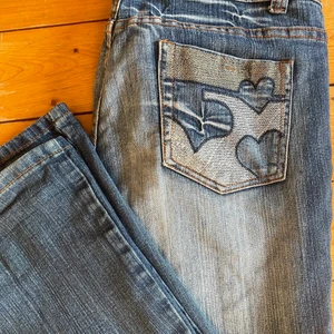 Bootcut Jeans - Jättefina bootcut Jeans som är Lowwaist/Midwaist💕💕 De är lite slitna längst ner på byxbenen… men inte man tänker på🤍 Midja:39cm Innerben:80cm 