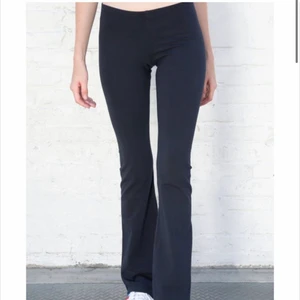 Brandy melville yoga pants - Lågmidjade bootcut tights från brandy melville. Helt oanvända, nypris är 200kr.