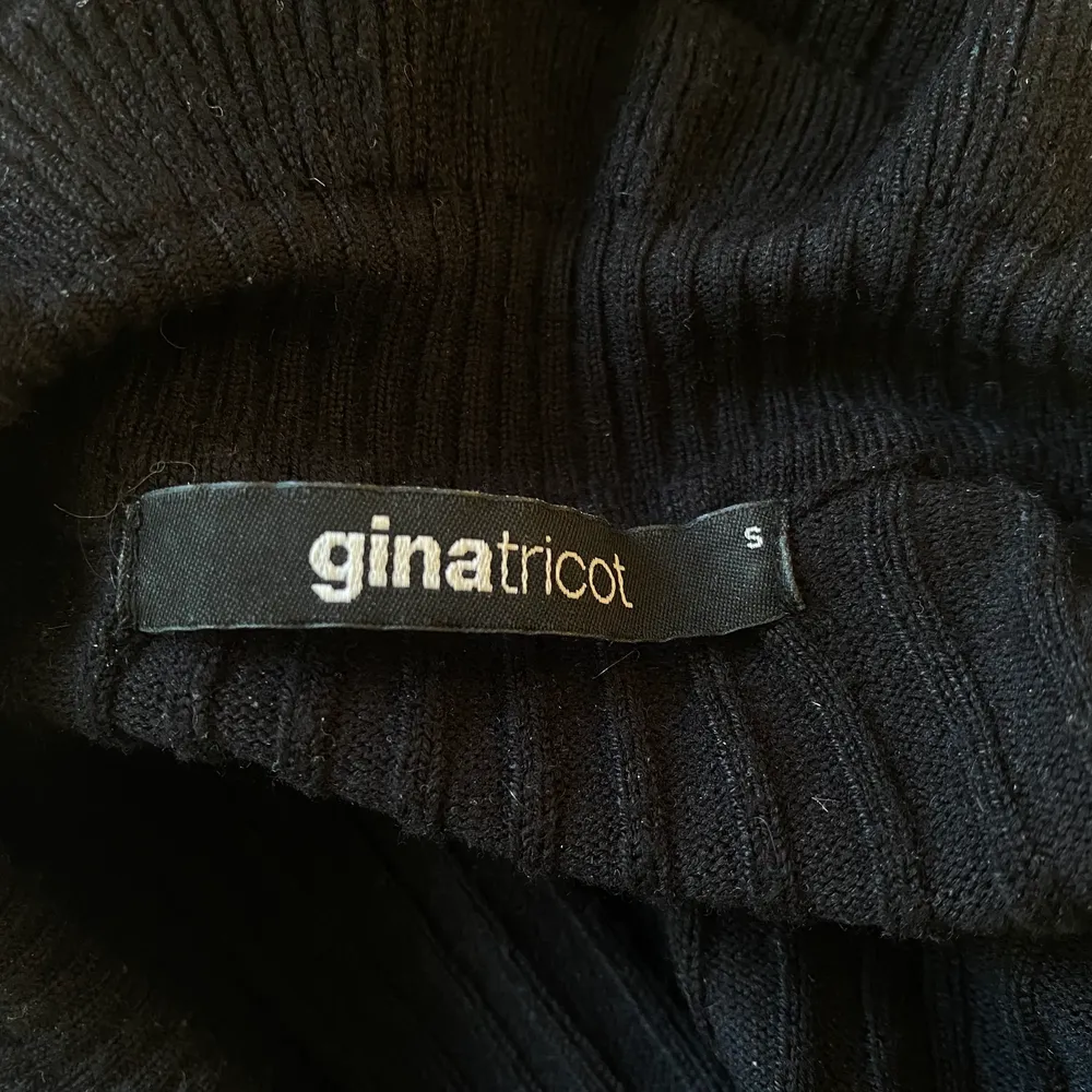 Säljer denna sköna ribbade tröjan från Gina Tricot i storlek S. Köp sker via swisch och köparen står för frakten. Fint skick. . Tröjor & Koftor.
