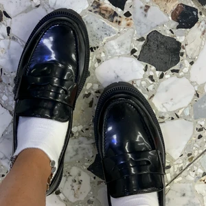 Loafers - Jättecoola lackade loafers med klack från HM. Säljes pga för stora för mig. Använda en gång. Nypris 299kr.