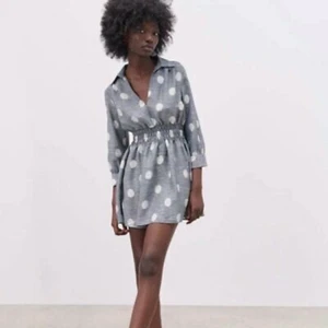 Blå zara klänning - En blå vit prickig Zaraklänning i storlek XS! Använd ett fåtal gånger❣️