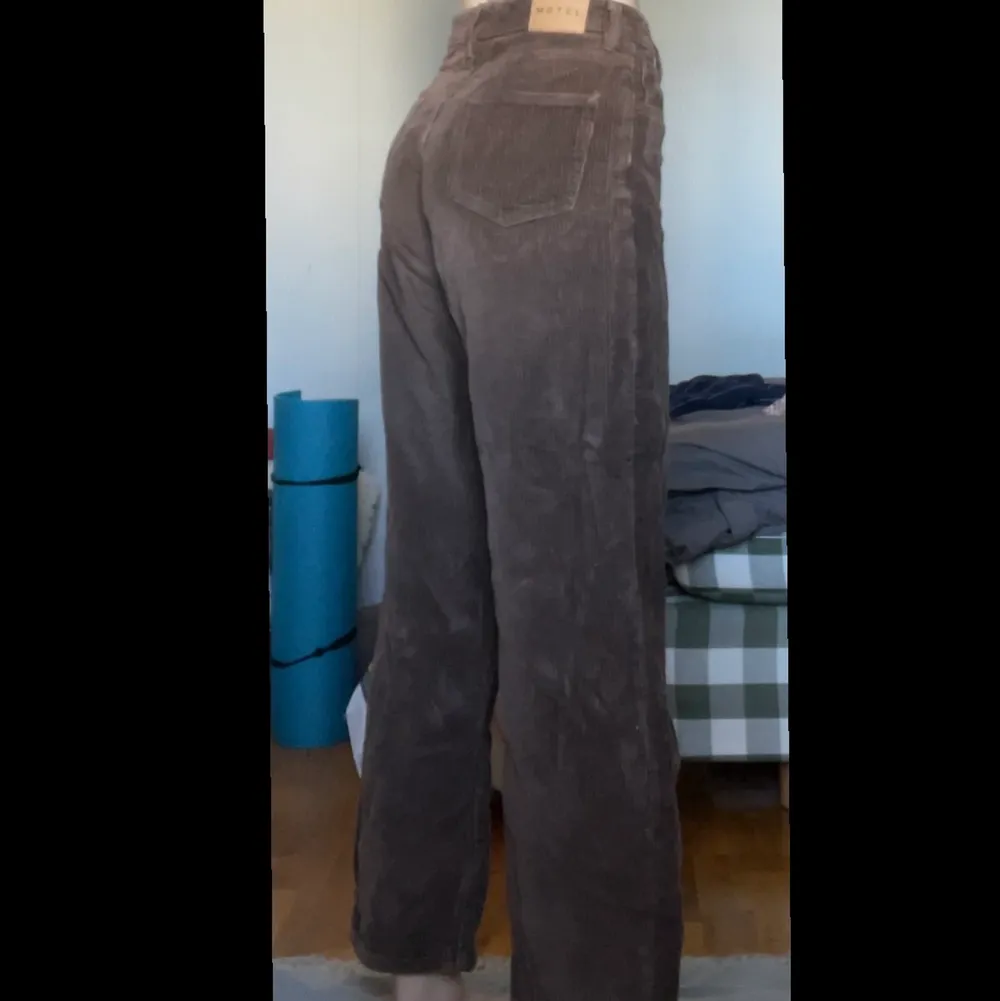 Byxorna är ifrån Motel, storleken är XS. Dom är använde men inga skador på plagget är dok för korta för mig och jag är 169 cm. Jeans & Byxor.