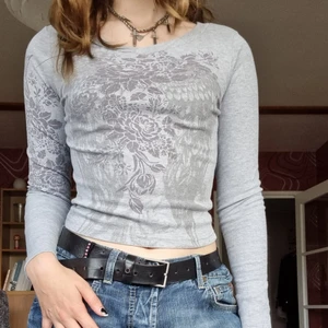 Y2k tröja - En y2k inspirerad långärmad tröja med snygga detaljer. Den blir perfekt nu till hösten då materialet inte är supertunt! 💞 Skriv ifall ni har frågor 💫💫