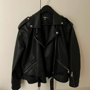 Skinnjacka stl38 - Jacka från missguided, köpt på Nelly!  Jättefint skick som ny💕
