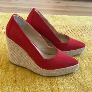 Red wedge shoes size 37, in very good condition and clean