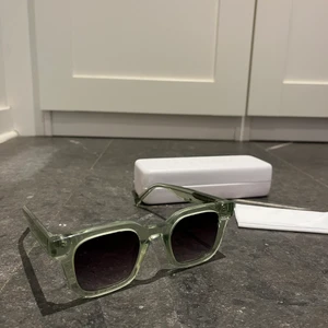 Chimi x h&m - Tillkommer box och putsduk! Dessa går inte att köpa i butik längre. Så fina! Har flera par chimis så därför säljer jag dessa, kommer minst till användning. Kan skicka fler bilder vid behov! ❤️ populär modell, 004!