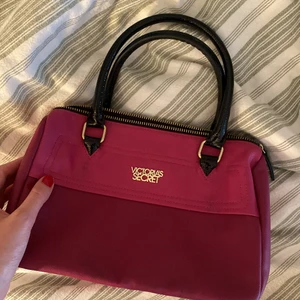 Victoria’s secret handväska💕 - Fett cool handväska som ger en väldigt bratz vibe🥰